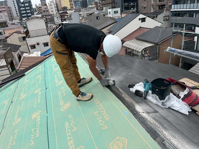 棟部の下地撤去作業